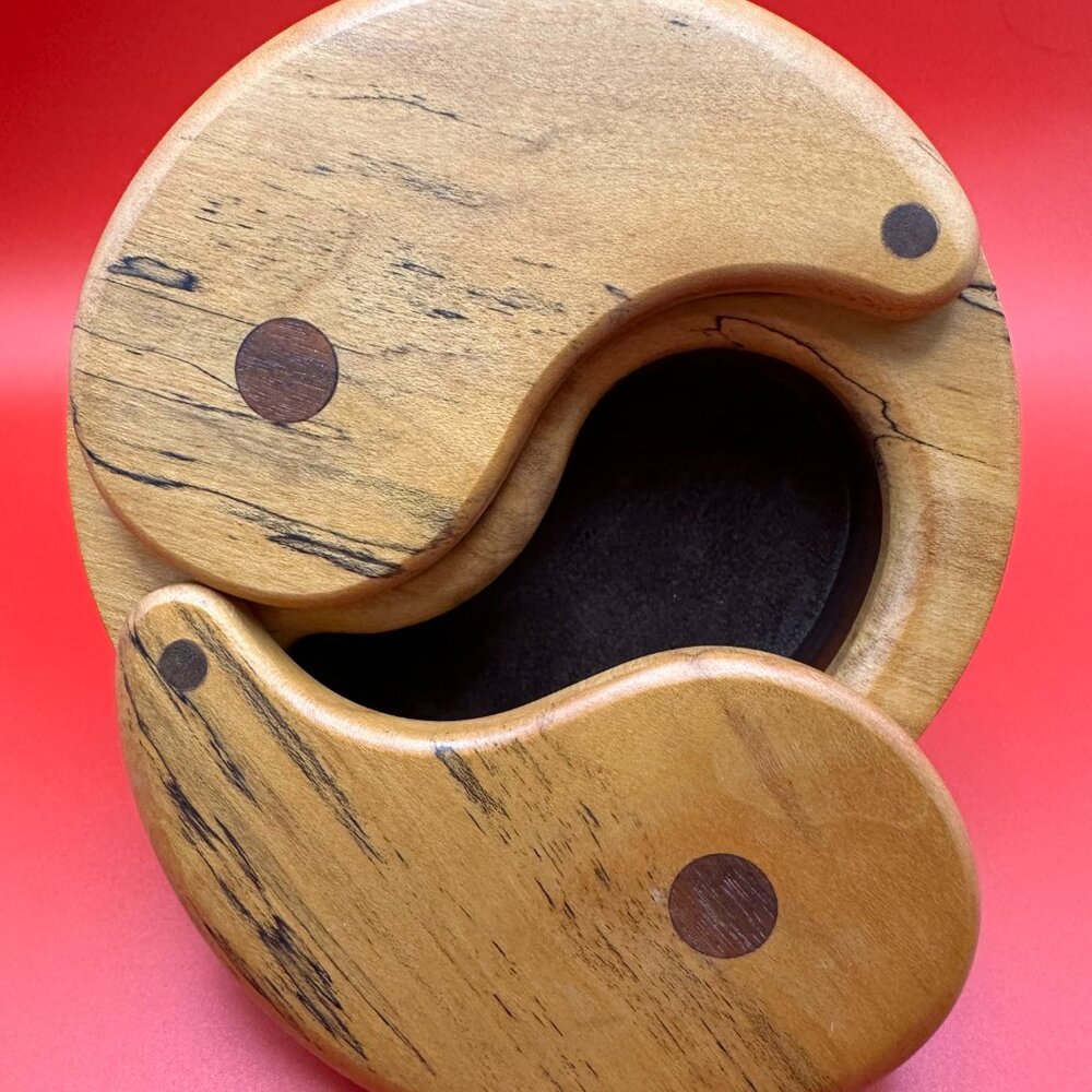 Vintage James Bateman signed yin-yang wooden jewelry box. - Picture 8 of 10